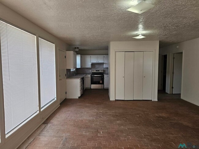 Building Photo - 723 N Avenue M