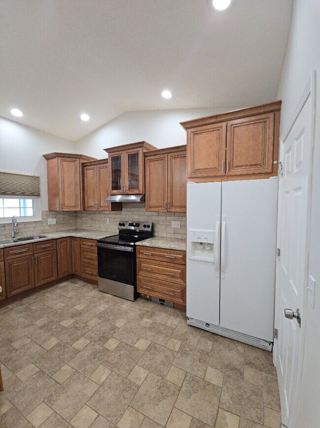 Building Photo - 4 Edam Ct