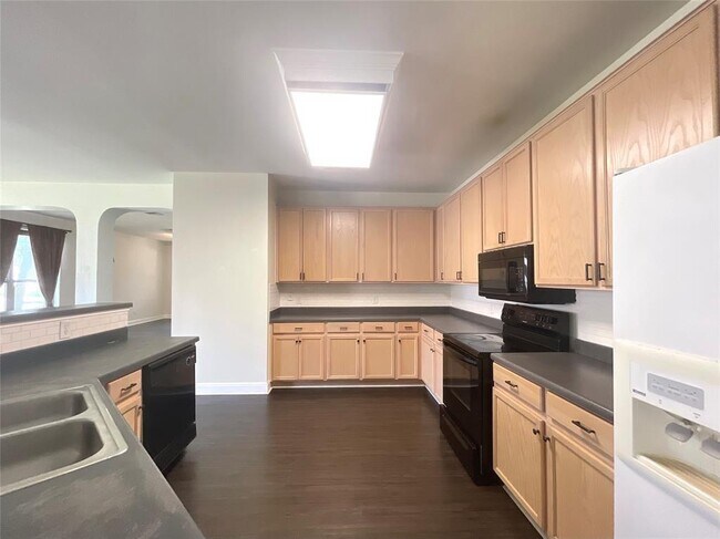 Building Photo - 4412 Woodstock Dr