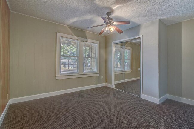 Building Photo - 607 E 15th St