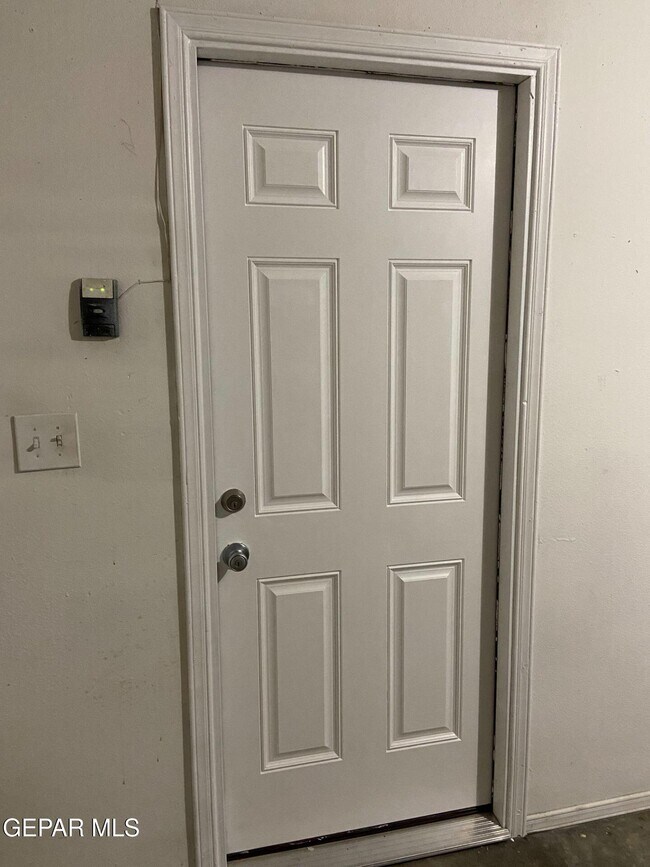 Building Photo - 6721 El Parque Dr