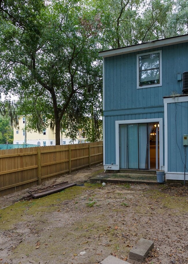Building Photo - Cozy Two Bedroom Townhouse