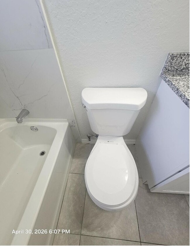 Building Photo - Beautiful and cozy 2/1 apartment available now!
