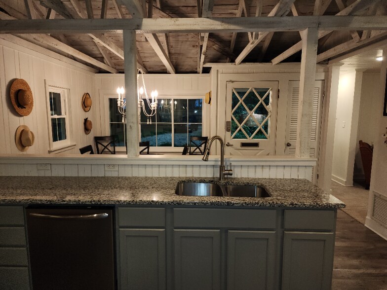 Building Photo - 6523 Village Point Dr