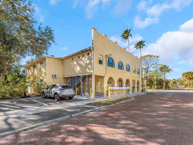 Building Photo - P200 - #7A Holiday Inn