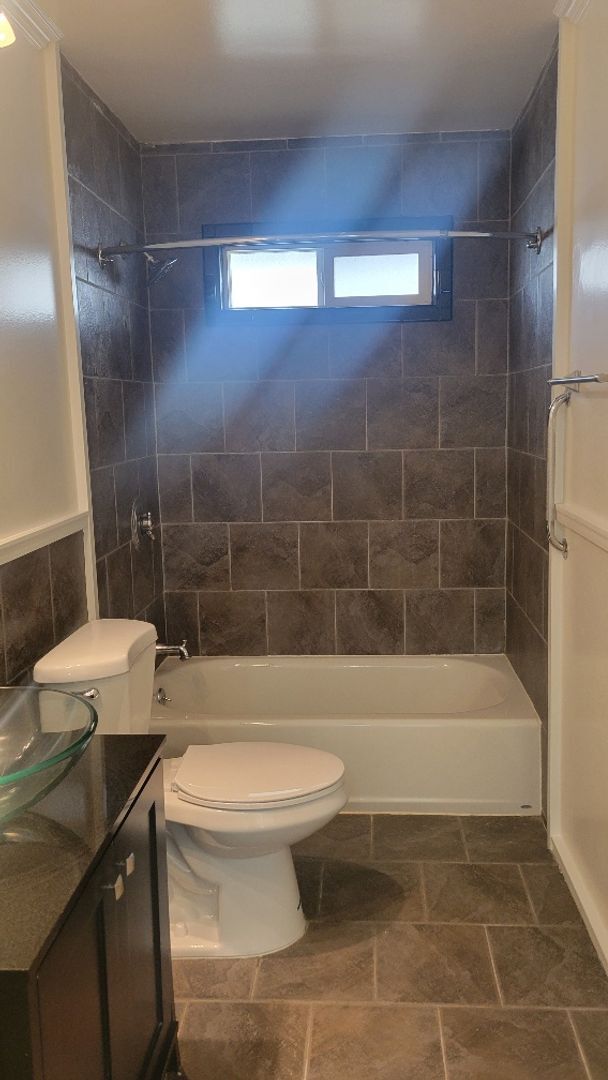 Building Photo - 4-bedroom 3 bath house in Granada Hills