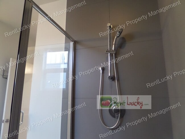 Building Photo - Stunning 4-Bedroom Newer Construction w/Huge VIEW Rooftop Deck in Fremont!!