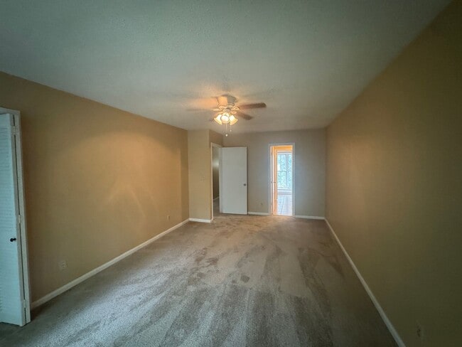 Building Photo - Large Townhome