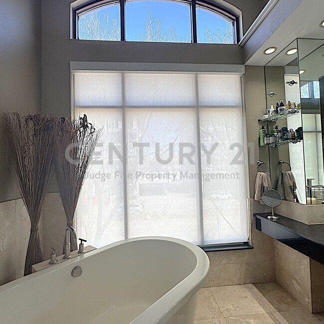 Building Photo - 1/1.5 West Village Urban Loft in Dallas for Rent!