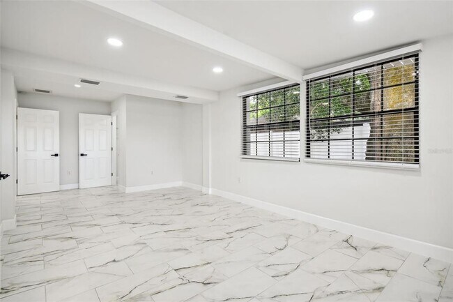 Building Photo - 4910 N Darby Ave