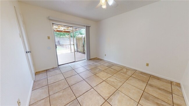 Building Photo - 809 Llano Pl