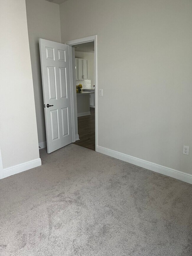 Building Photo - Beautiful home located in desirable Waters...