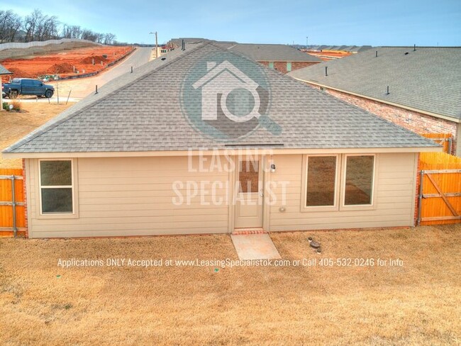 Building Photo - MOVE IN SPECIAL on This Spacious 3 Bed 2 B...