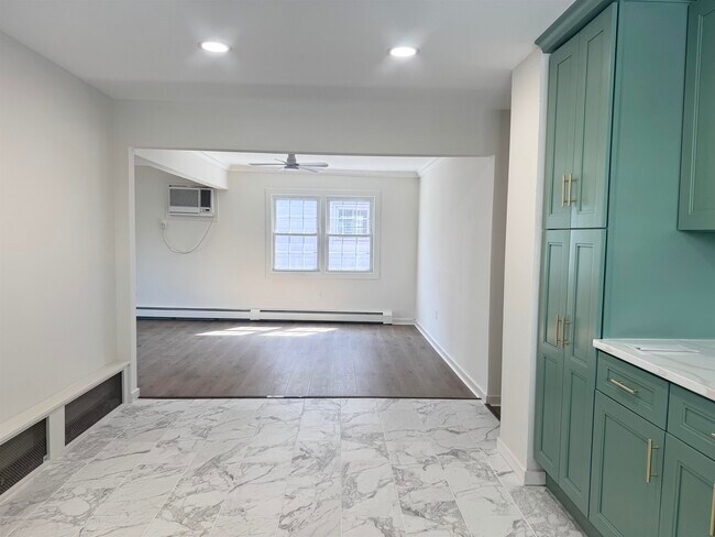 Building Photo - 295 Paulanne Terrace