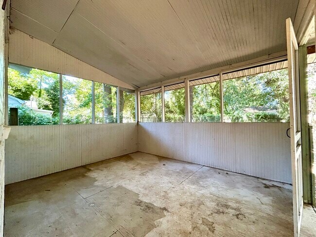 Building Photo - 2547 Pinckney Ave