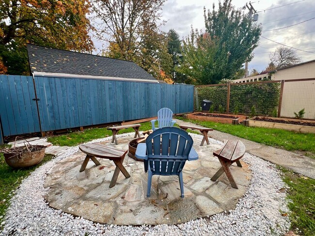 Building Photo - Water Included! Fully Remodeled 1 BD + Loft