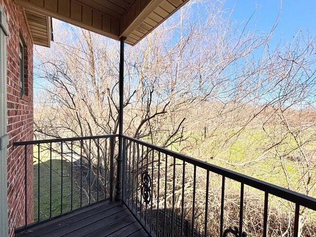 Building Photo - Three Bedroom Townhouse in Gated Community...