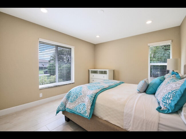 Building Photo - 451 N Lyra Cir