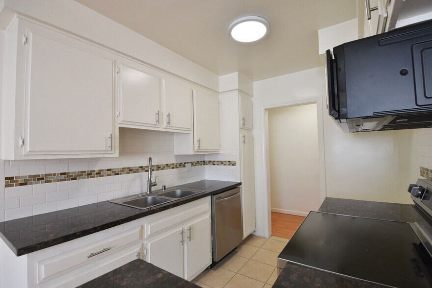 Building Photo - 5036 Coldwater Canyon Ave