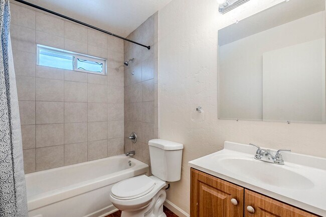 Building Photo - 3 Bed 2.5 Bath Pet-Friendly Retreat by The...