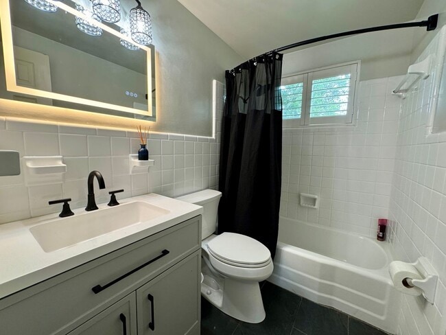 Building Photo - REMODELED Eustis 2/2 with NO HOA!