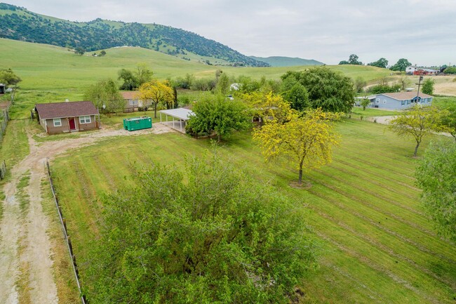 Building Photo - 1 Bedroom Cottage for Rent on shared 5 Acres