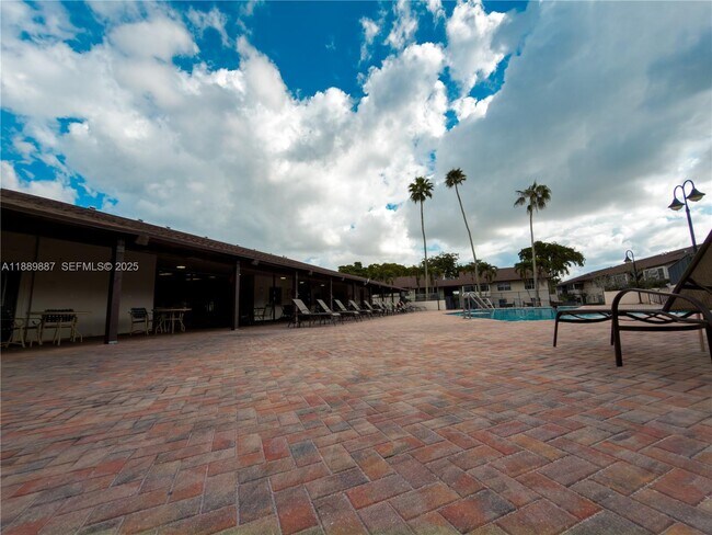 Building Photo - 325 W Laurel Dr