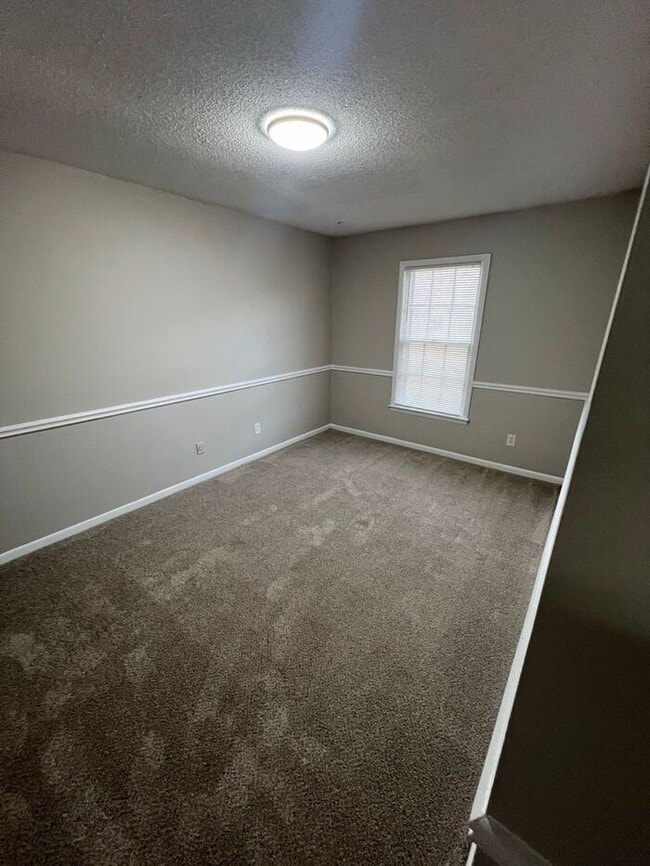 Building Photo - NOW READY!!! 3 bed 1.5 bath TOWNHOME!!