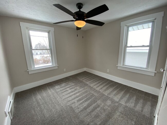 Building Photo - Spacious, Fully Updated 3BR/2BA on a Quiet Dead-End Street