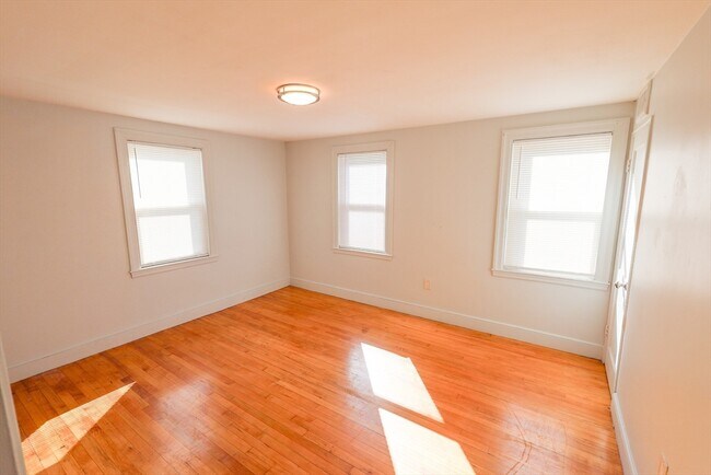 Building Photo - 15 Ridgeview Ave