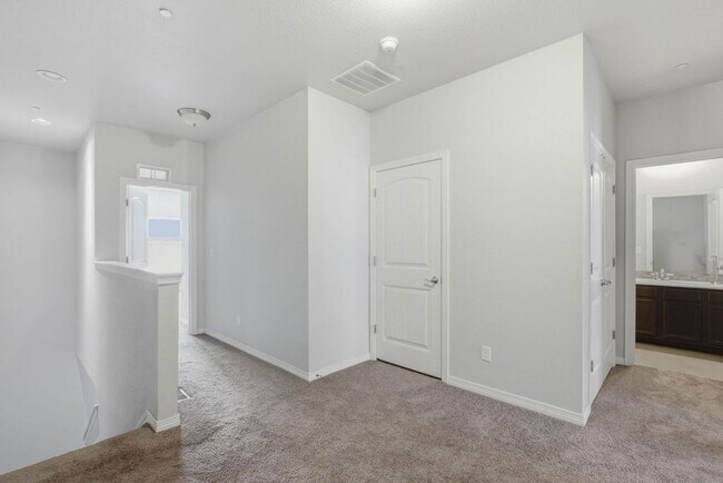 Building Photo - 3 Bedroom Townhome in Fort Collins