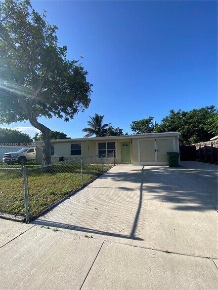 Building Photo - 6140 SW 37th Ct