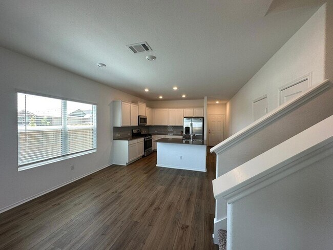 Building Photo - 425 Salt Springs Rd