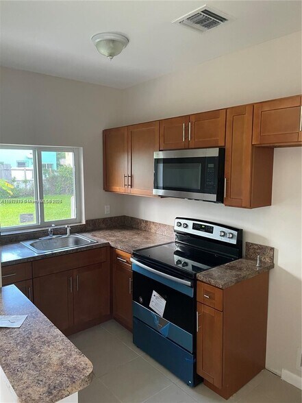 Building Photo - 8307 NE Miami Ct