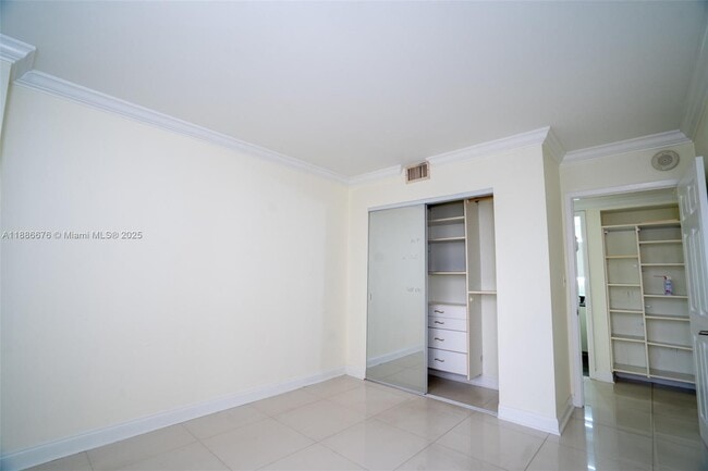Building Photo - 2500 Parkview Dr