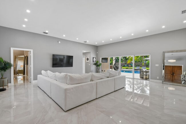 Building Photo - 7101 W Lake Dr