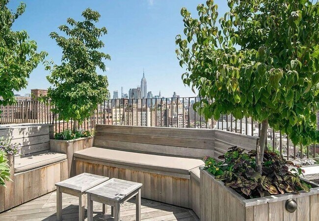 Building Photo - 302 W 12th St