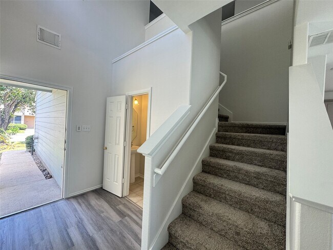 Building Photo - 5715 Vinemont Ln
