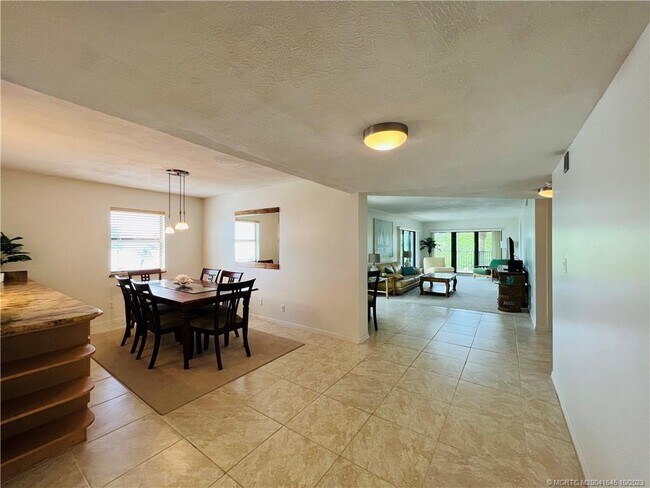 Primary Photo - 10044 S Ocean Dr