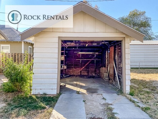 Building Photo - 2 Bed 1 Bath with Basement