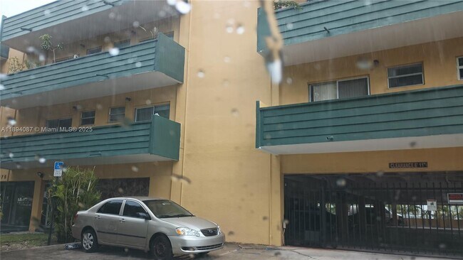 Primary Photo - 1975 NE 135th St