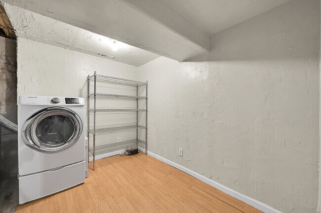 Building Photo - $1,945.00, 4-bed, 2-bath located in Colora...