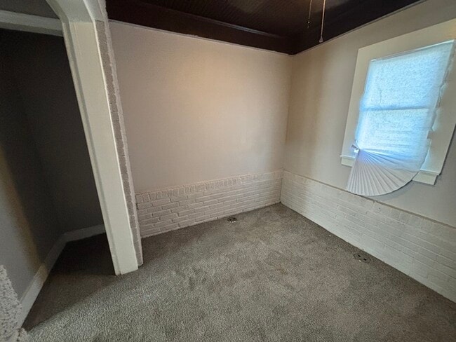 Building Photo - 4 Bedrooms