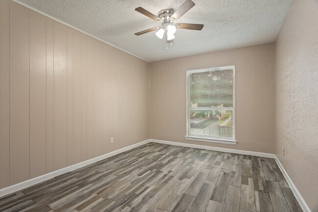 Building Photo - Spacious & Modernized Duplex Living in Southwest Fort Worth