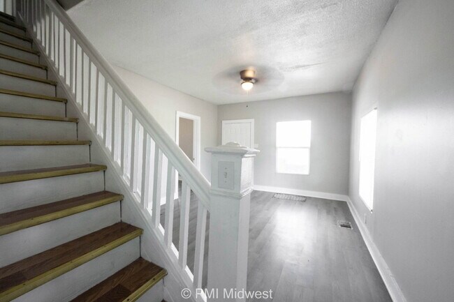 Building Photo - 445 W 29th St