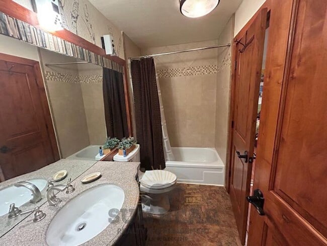 Building Photo - Adorable 2 Bedroom - Central Incline! 1 Do...