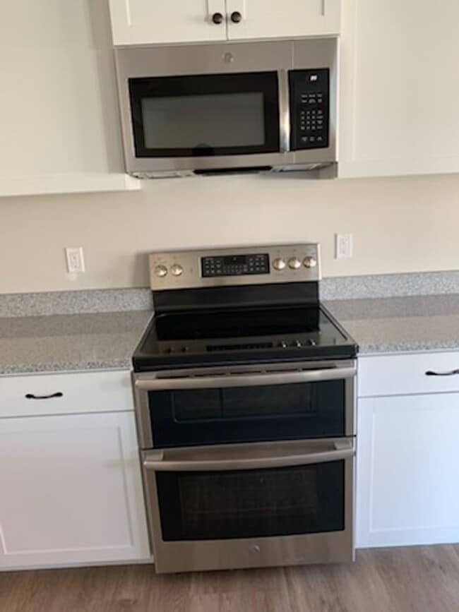 Building Photo - Spacious 4-Bedroom End-Unit Townhome with 2-Car Garage | Pet-Friendly | American Fork