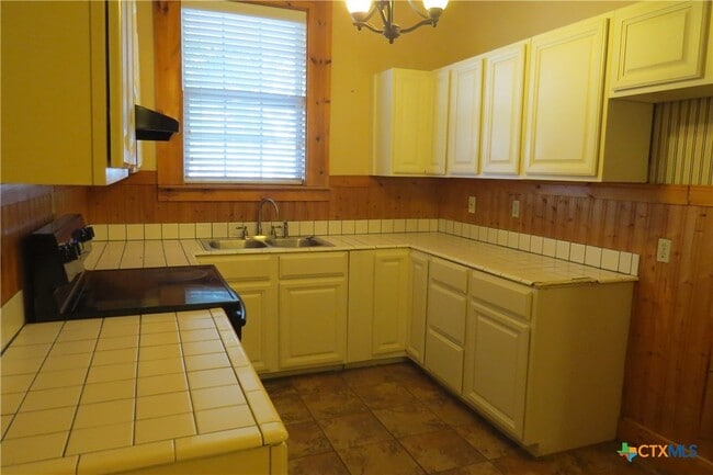 Building Photo - 202 S Mesquite St