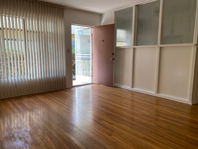 Primary Photo - 1058 S Wooster St