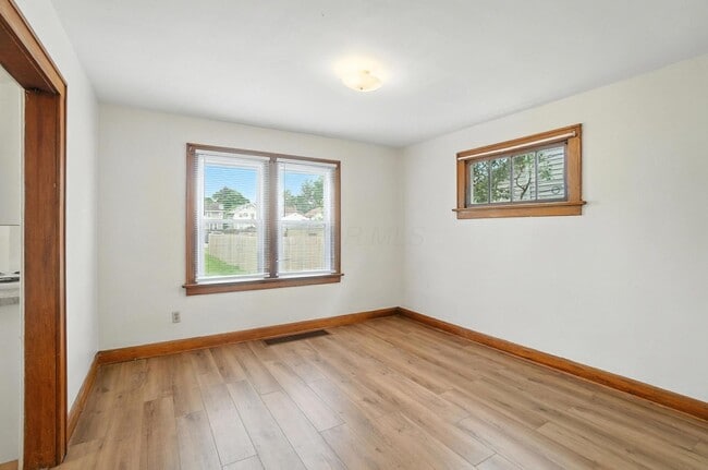 Building Photo - 825 S Terrace Ave